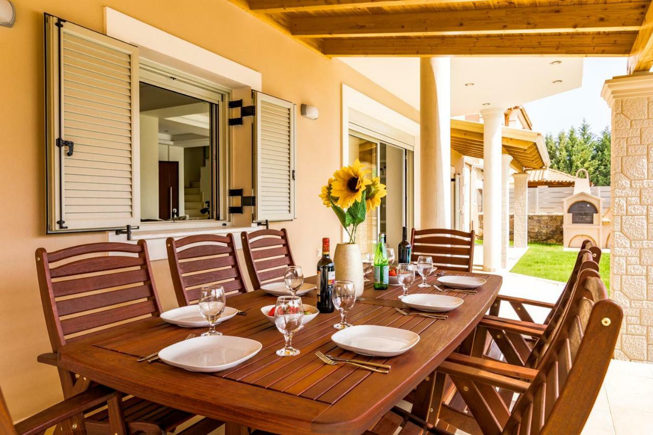 Johnnie Villa *
