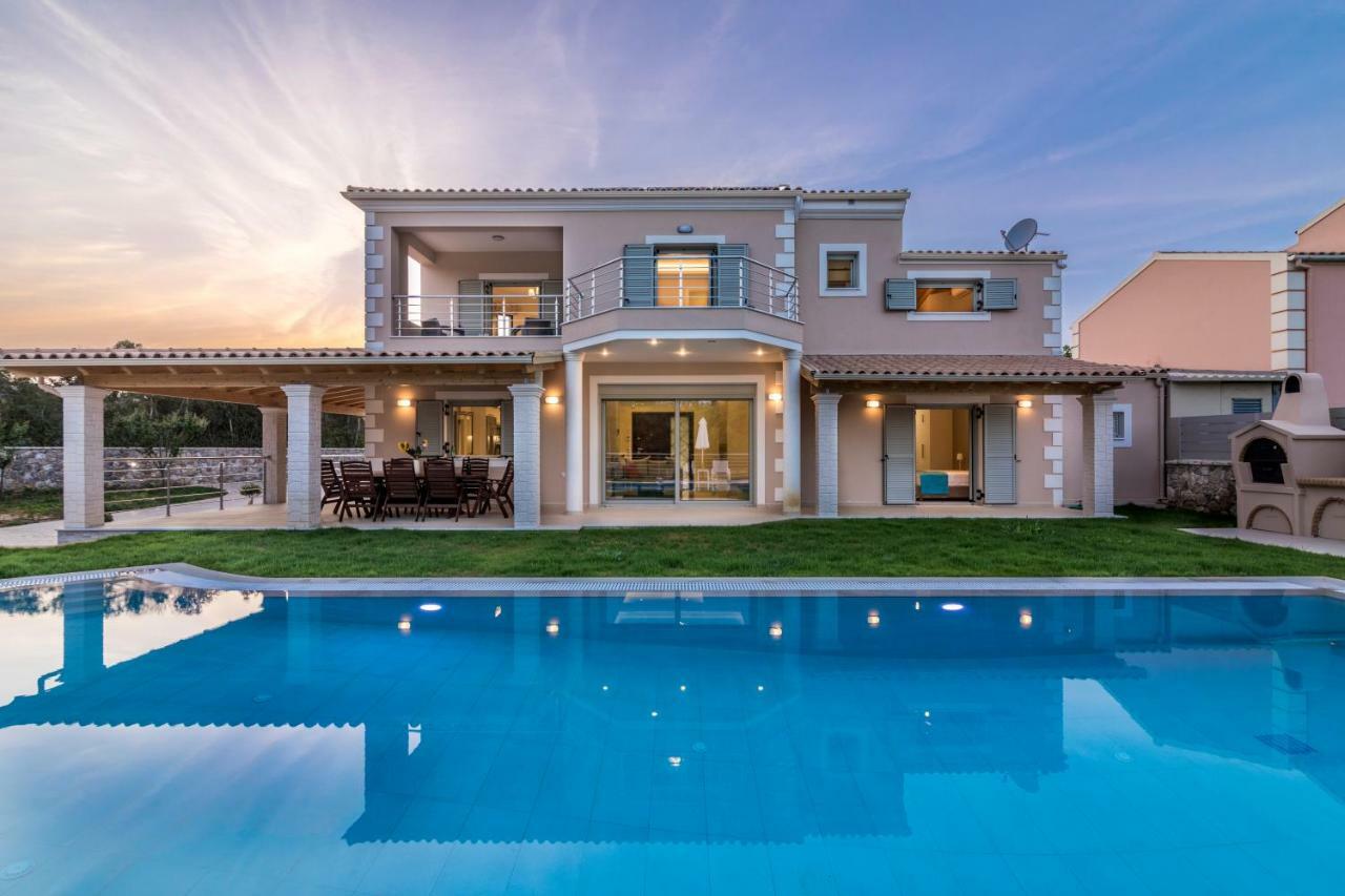 Johnnie Villa *